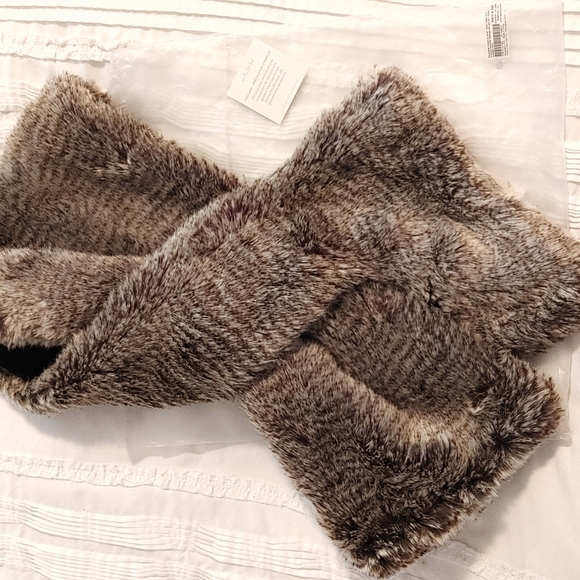 Stella Dot Reversible Crossover Scarf/Shawl - Black Cable Knit/Faux Fur - Picture 5 of 6